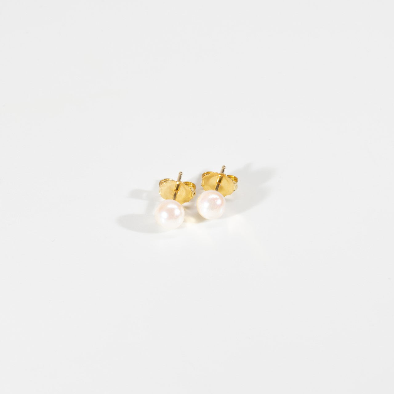 Freshwater Pearl Stud Earrings (white)