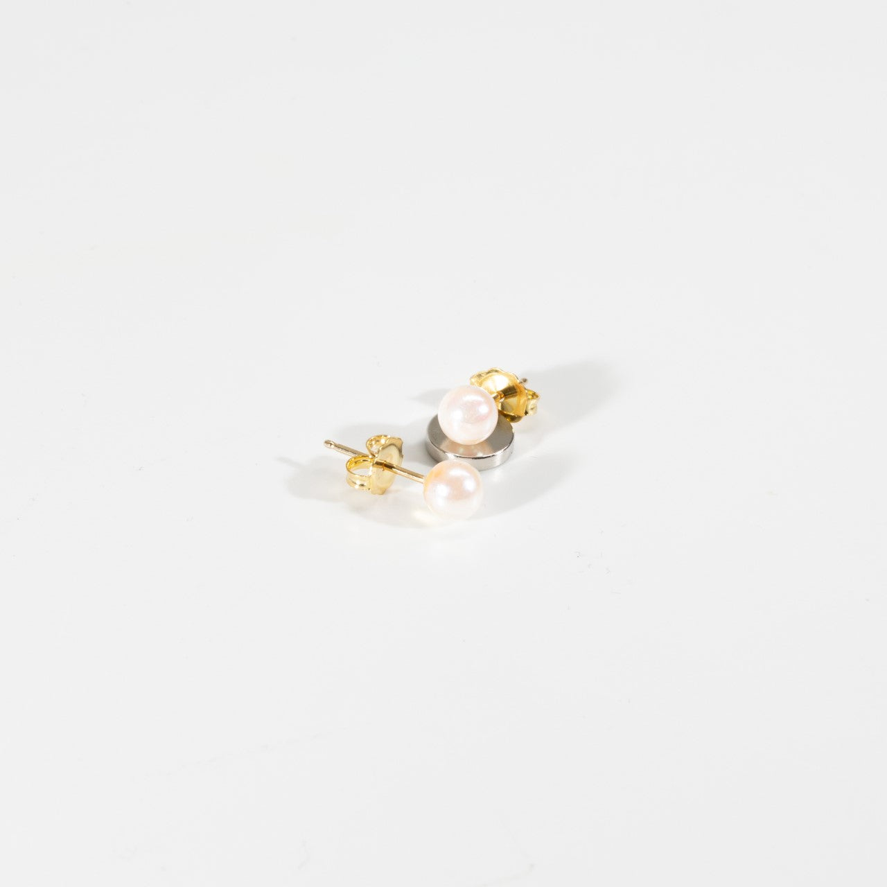 Freshwater Pearl Stud Earrings (white)
